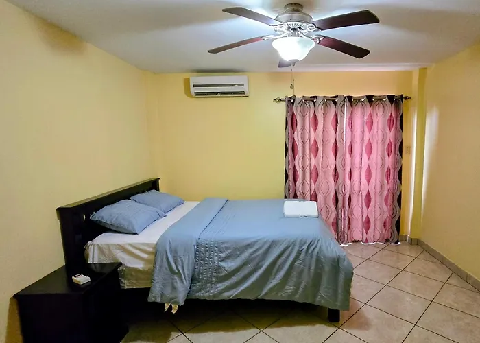 Paradise Single ,double & Queen Single With Bathroom & Pool San Pedro (Ambergris Caye)
