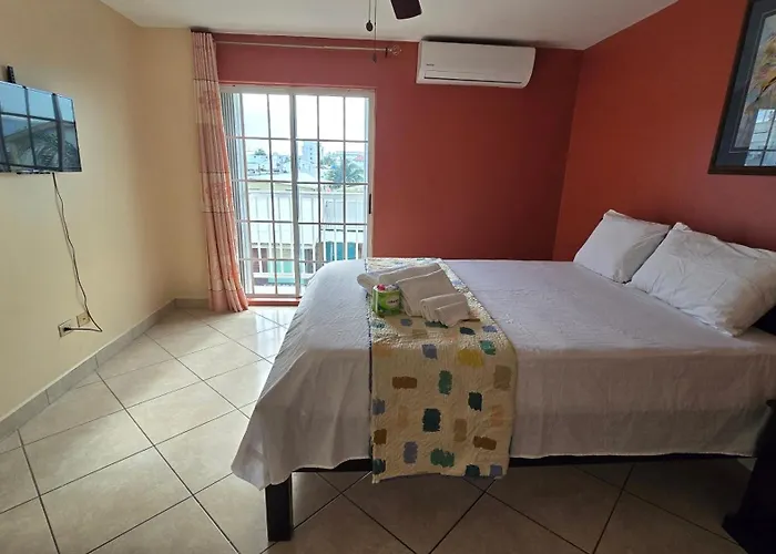 Paradise Single ,double & Queen Single With Bathroom & Pool * San Pedro (Ambergris Caye)