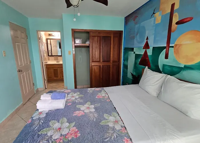Paradise Single ,double & Queen Single With Bathroom & Pool San Pedro (Ambergris Caye)