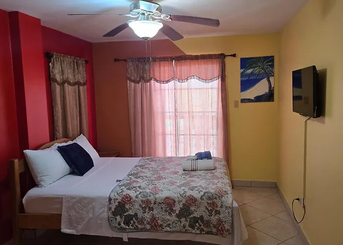 Paradise Single ,double & Queen Single With Bathroom & Pool * San Pedro (Ambergris Caye)